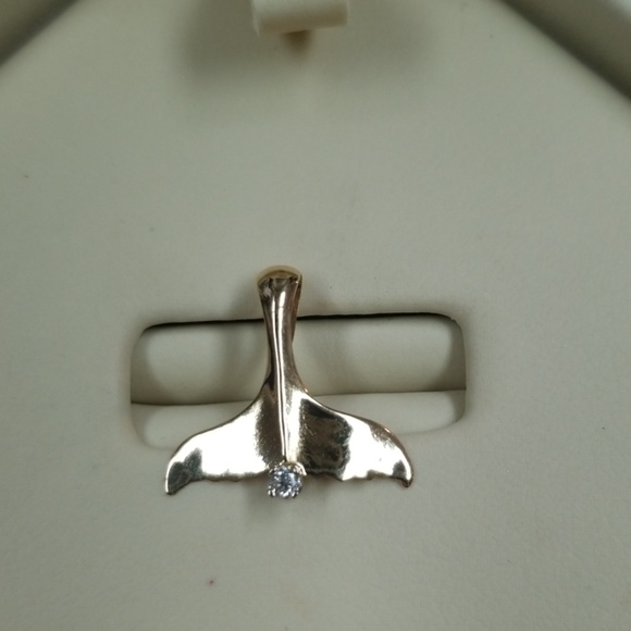 14k whale tale pendant